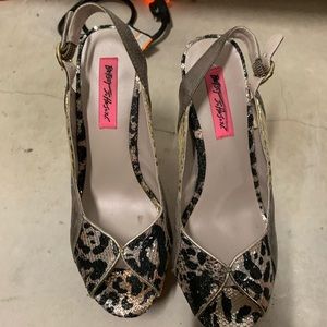 Betsey Johnson twanty gold sequin heel 8